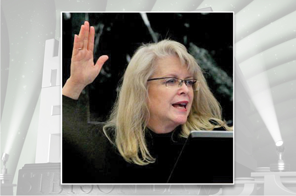 Judge Pamela Campbell holds up her right hand to swear in a jury