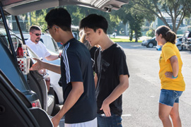 Incoming students unpack their car on Move-In Day at Stetson University