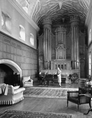 historical photo of the Glyndebourne organ room in England