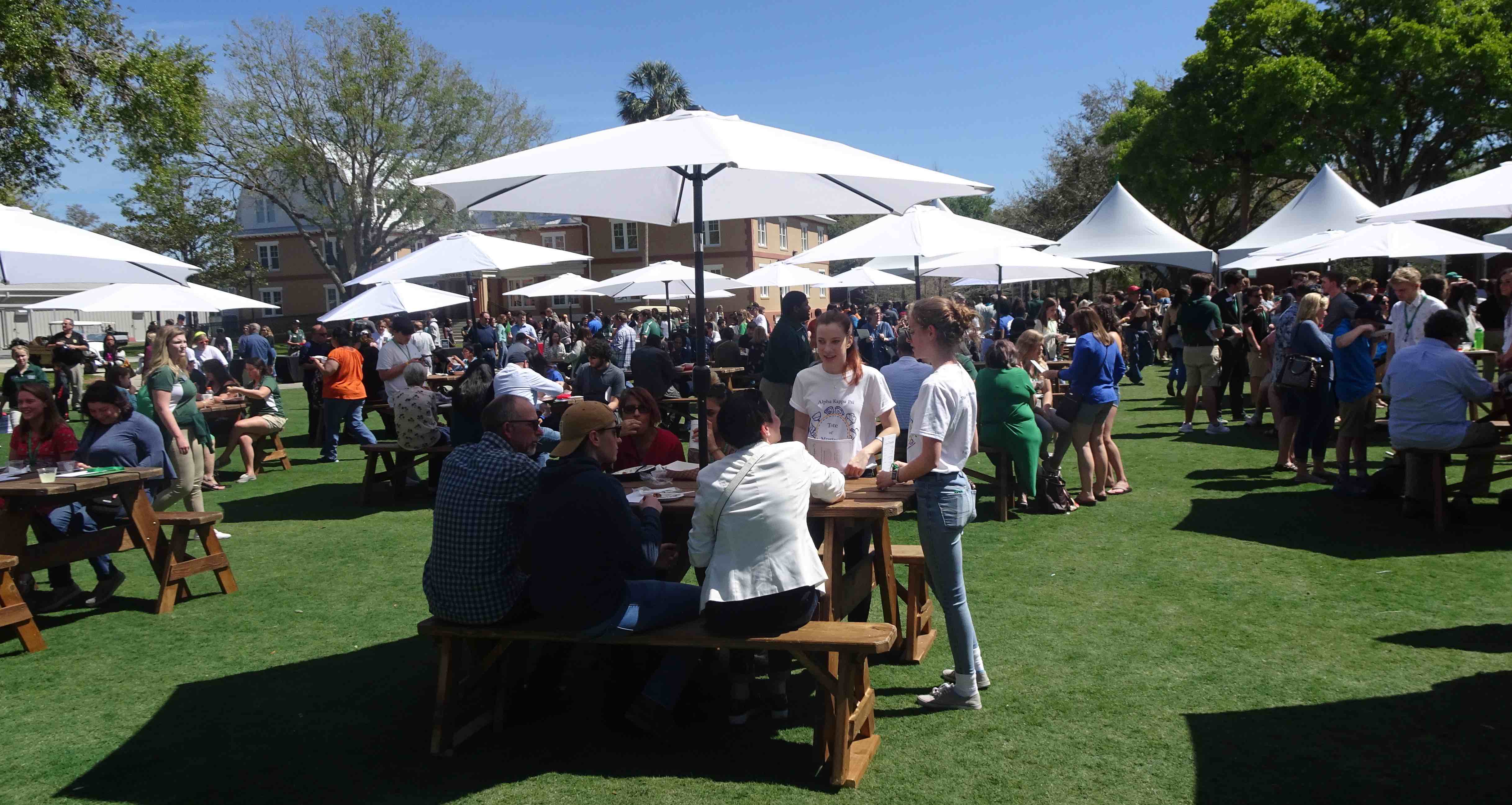 Big crowd at picnic tables on the Stetson Green enjoy lunch