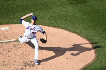 Jacob deGrom throws a pitch