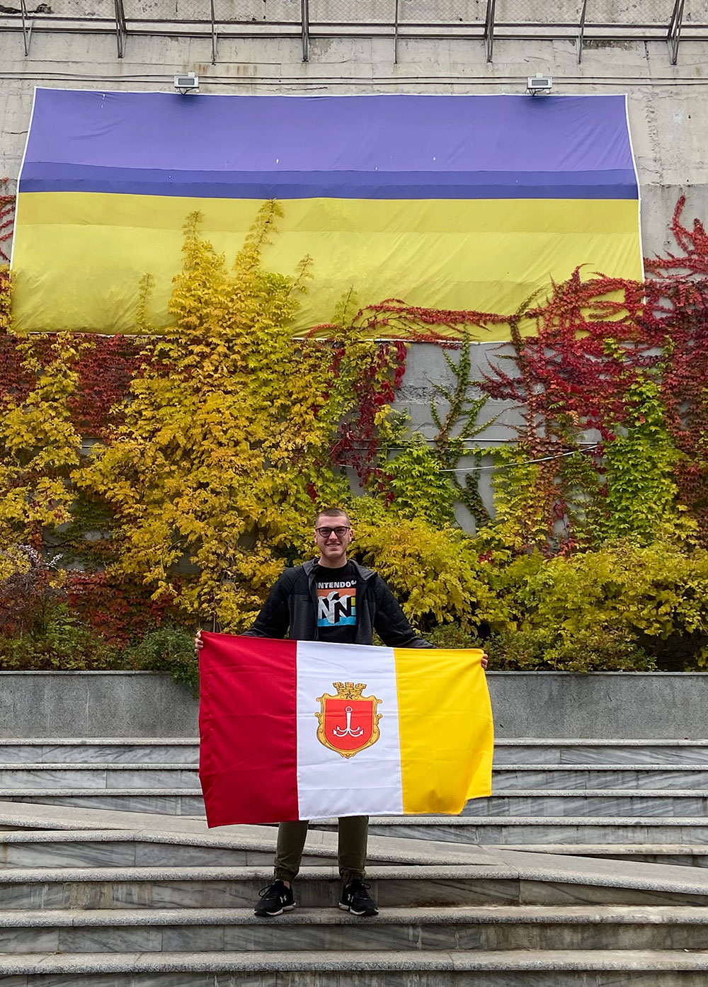 Jonah Helwig ’22 in Ukraine holds a flag.