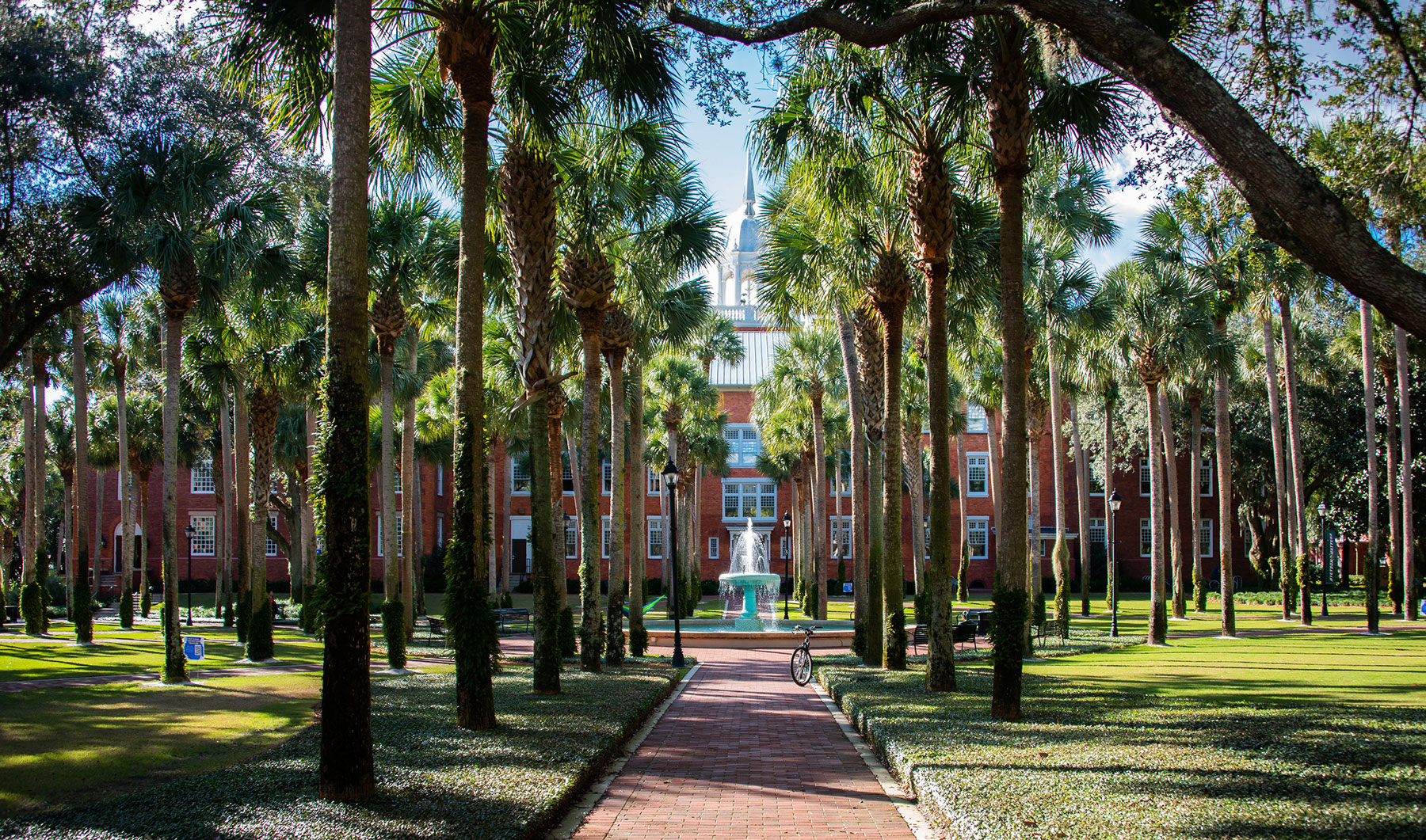 Scenic landscape of Palm Court on Stetson's DeLand campus.