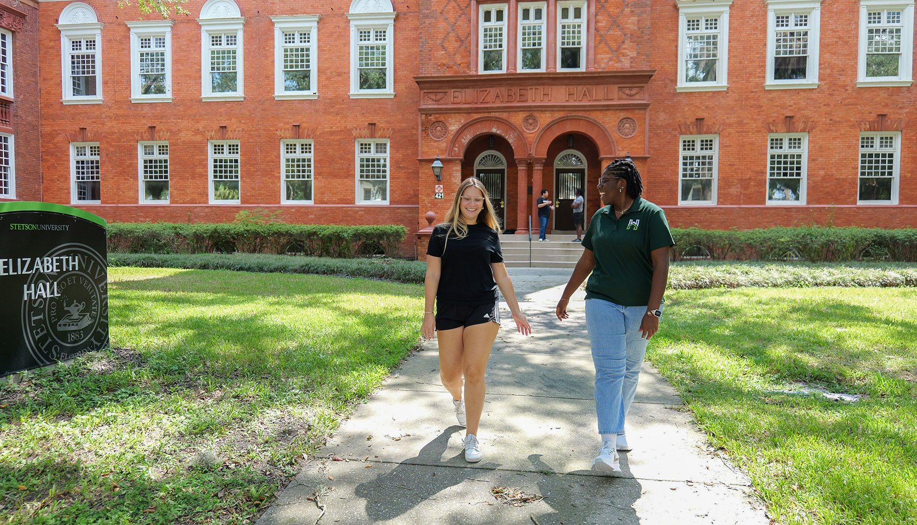 Students walk in front of Elizabeth Hall