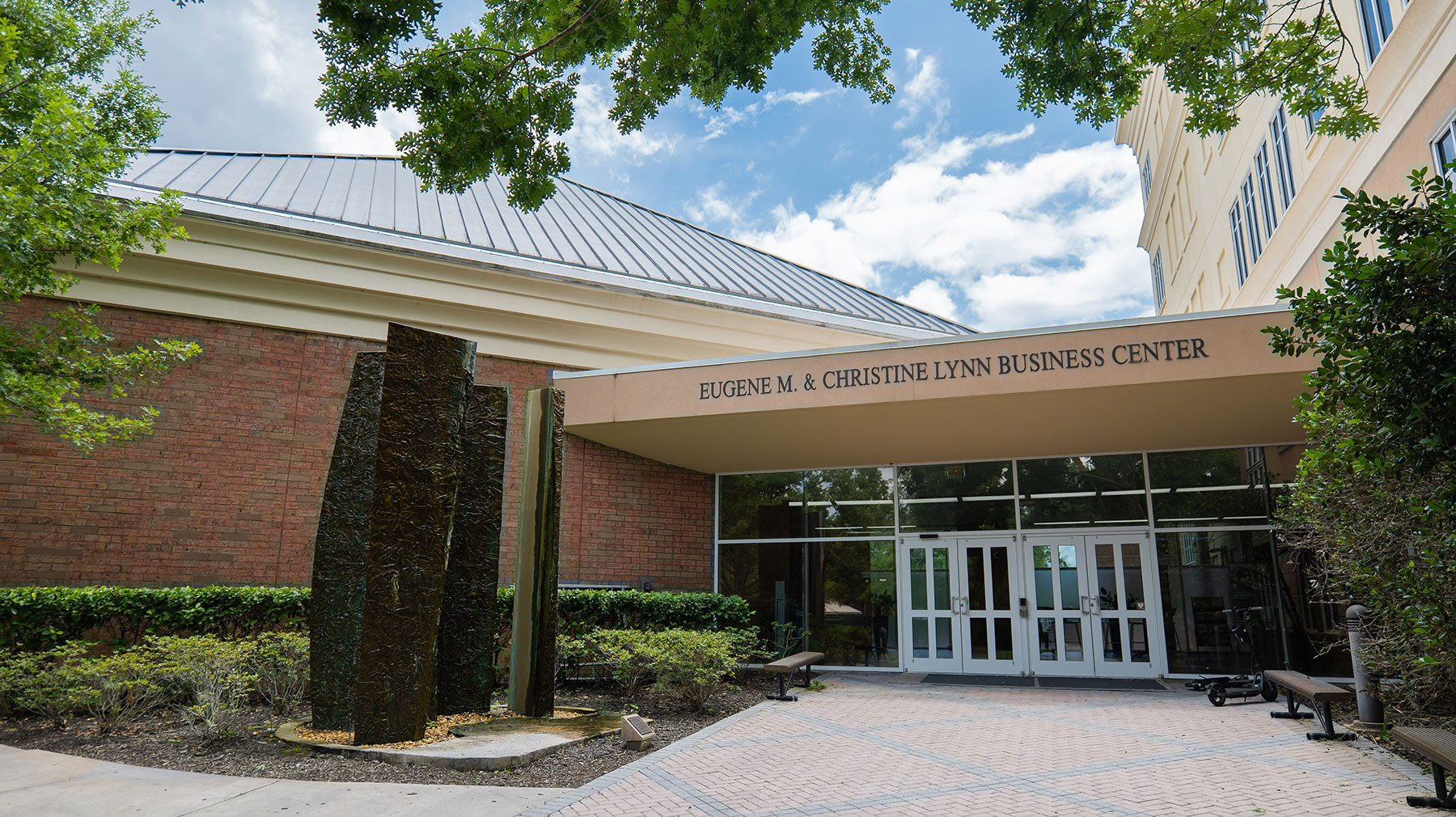 The entrance of Lynn Business Center at Stetson University